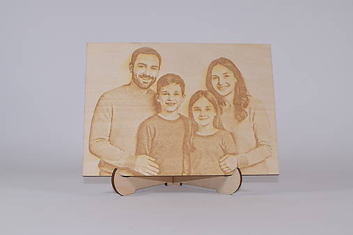 Fotografie - Gravírovaná fotografia do dreva na stojane - 18056412_