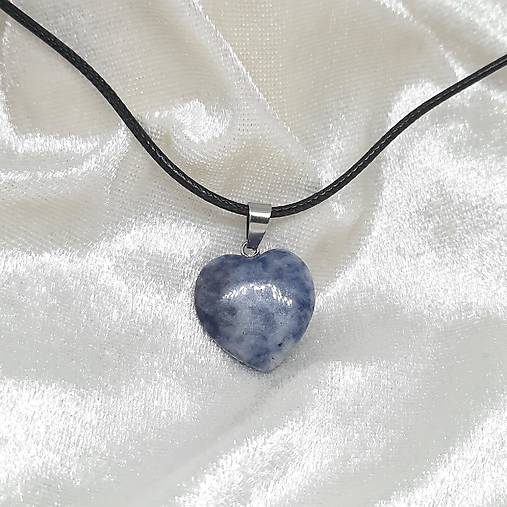 Prívesok srdce z minerálu (sodalit 20mm+šnúrka)