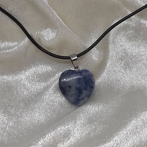 Prívesok srdce z minerálu (sodalit 20mm+šnúrka)