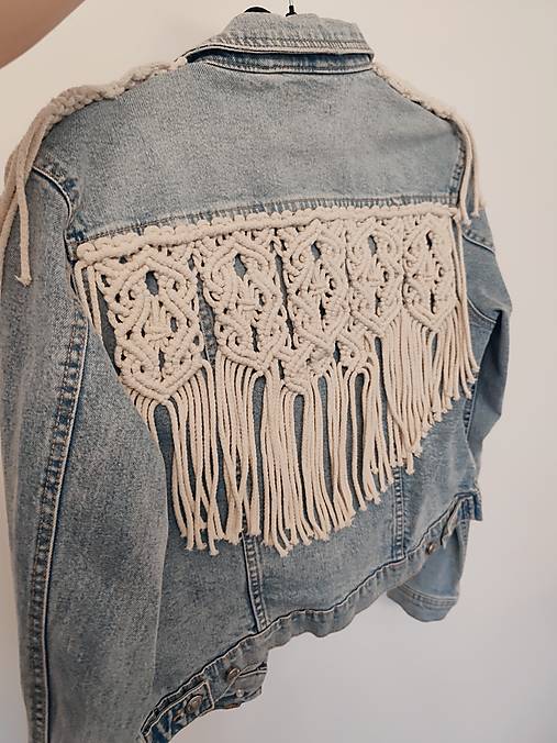 Upcajklovaná bunda s makramé