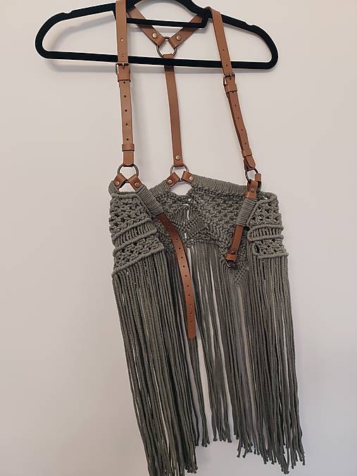 Kožené popruhy s makramé sukňou