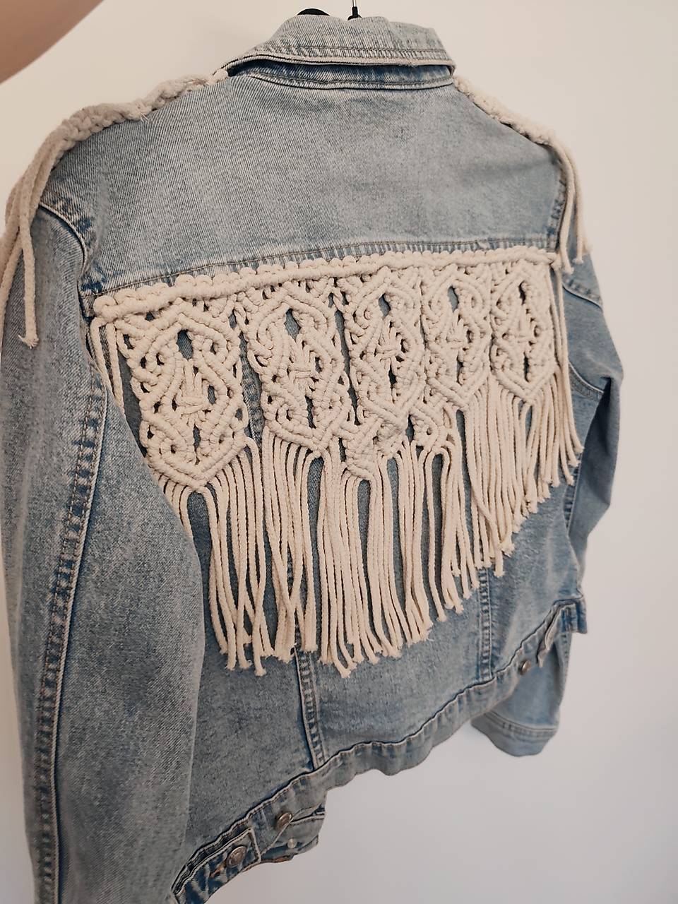 Upcajklovaná bunda s makramé