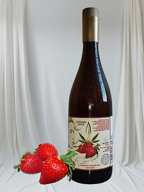 Alkoholické nápoje - Domáce korenené jahodové víno s prídavkom konope - 18057882_