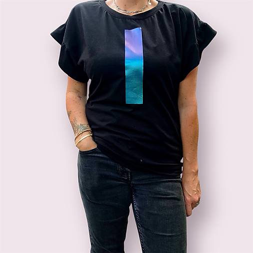 Černé tričko s volánky a geometrií