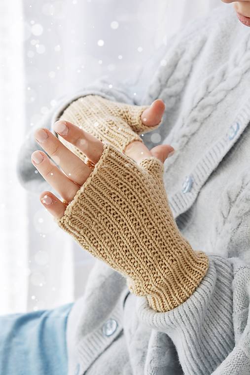 Rukavice - Dámske ručne pletené nátepníčky - pastelové I (Svetlá béžová 12530) - 18059839_