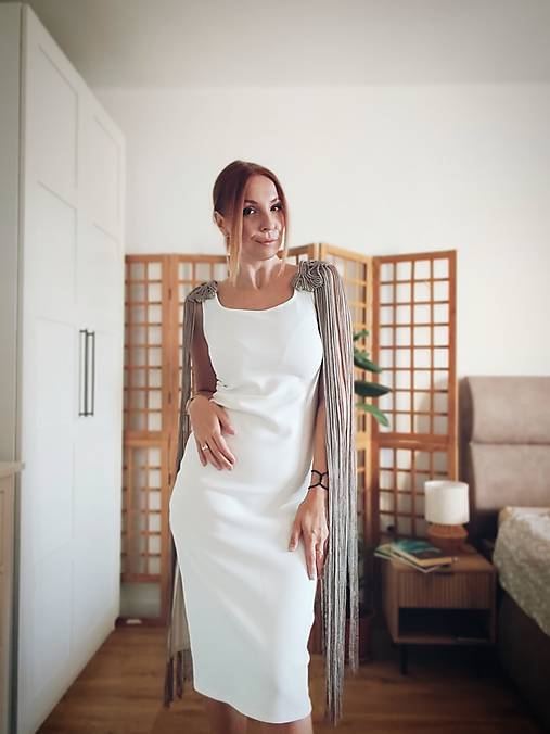 Šaty s makramé aplikáciou