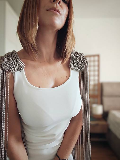 Šaty s makramé aplikáciou