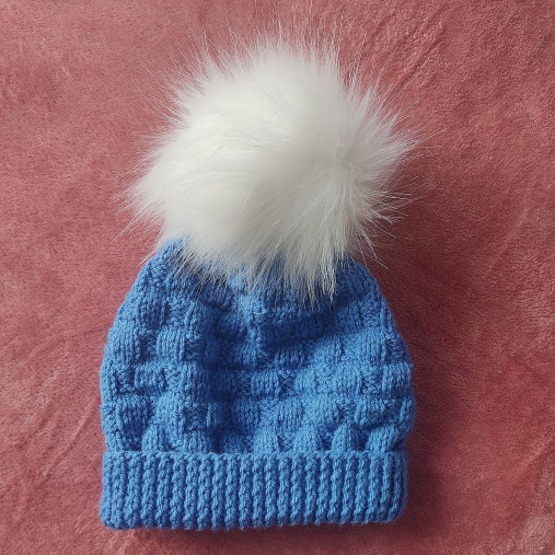 Pletená čiapka s brmbolcom