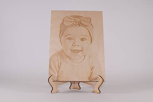 Fotografie - Gravírovaná fotografia na dreve – portrét na stojančeku - 18060617_