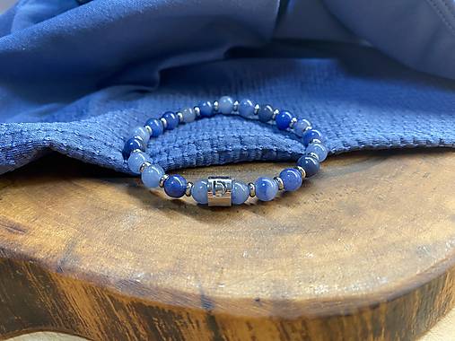 Modrý s iniciálkou