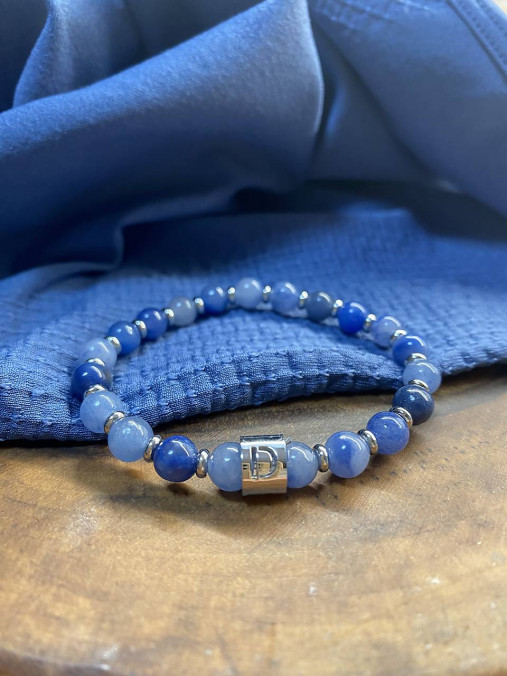 Modrý s iniciálkou