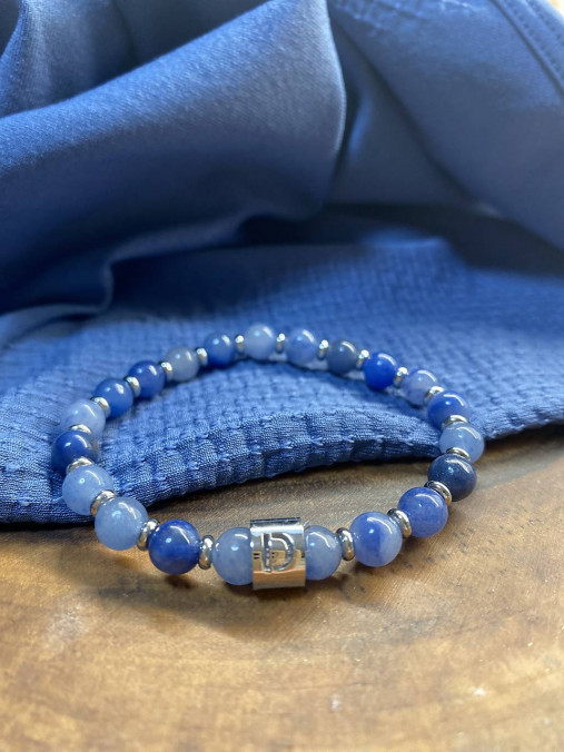 Modrý s iniciálkou