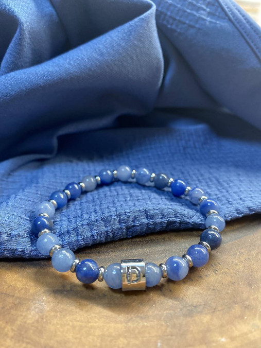 Modrý s iniciálkou