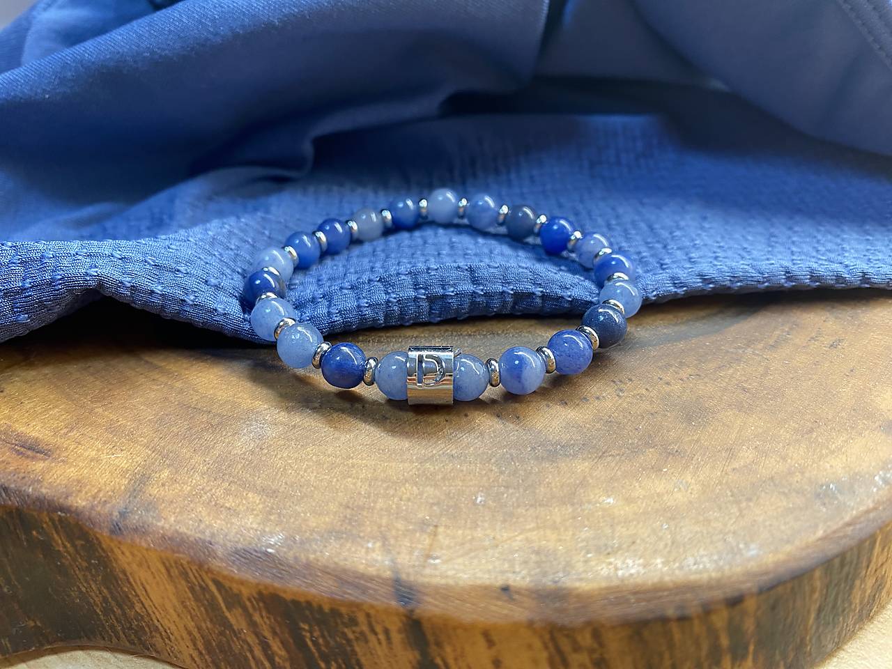 Modrý s iniciálkou