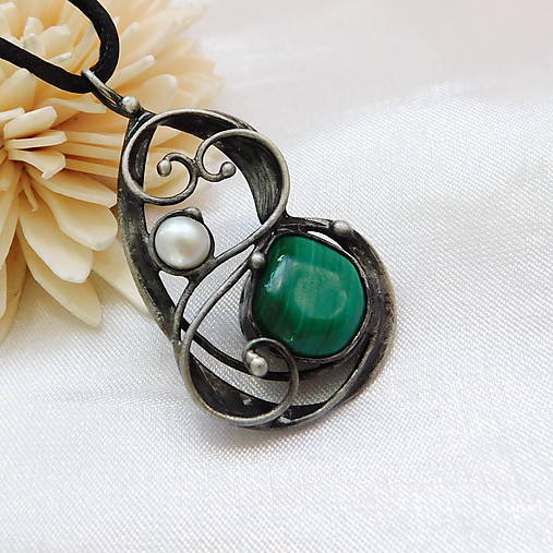 Náhrdelníky - Prívesok s malachitom a perlou ┼DEVI┼ - 18063144_