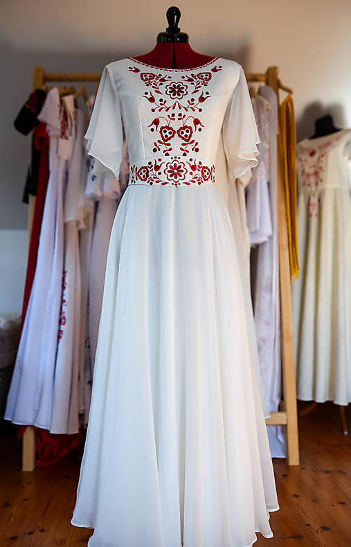 Ľanovo šifónové svadobné šaty s červenou výšivkou