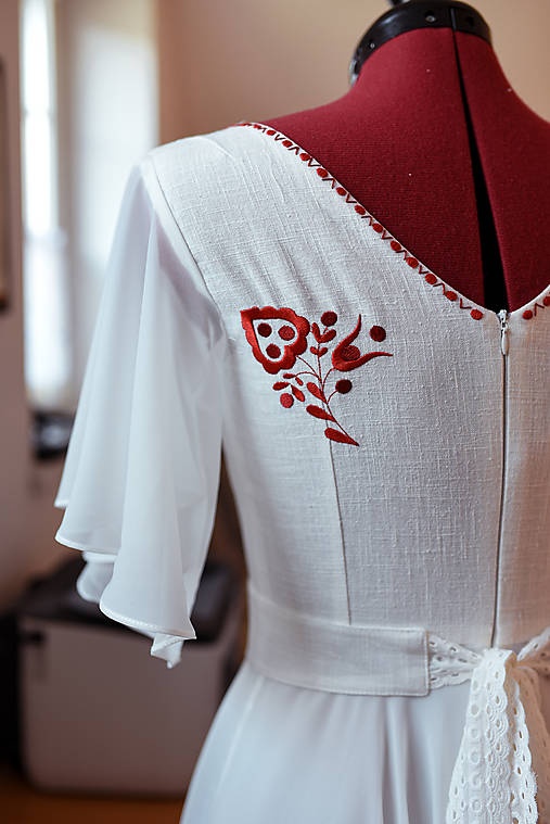 Ľanovo šifónové svadobné šaty s červenou výšivkou