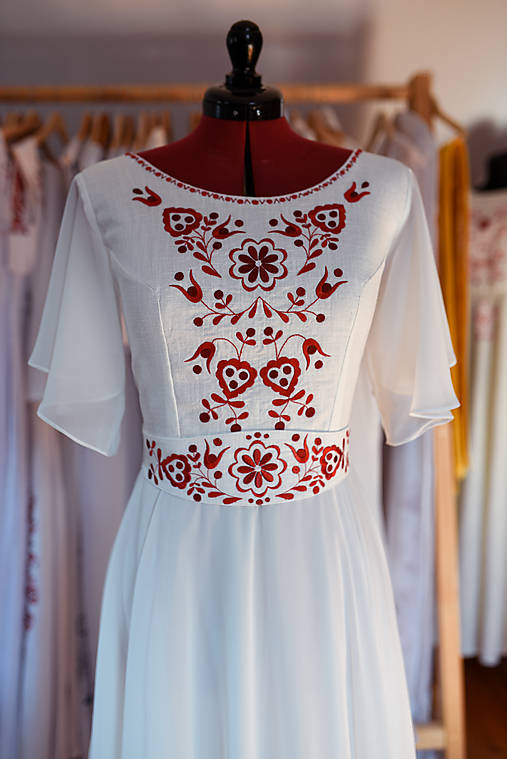 Ľanovo šifónové svadobné šaty s červenou výšivkou