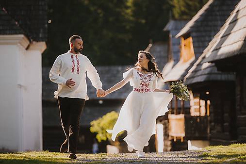 Ľanovo šifónové svadobné šaty s červenou výšivkou