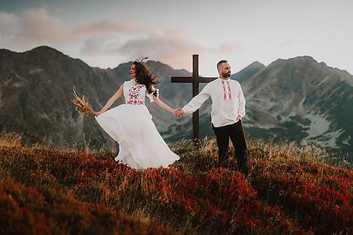 Ľanovo šifónové svadobné šaty s červenou výšivkou