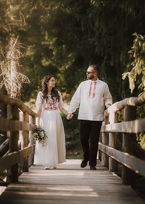 Ľanovo šifónové svadobné šaty s červenou výšivkou