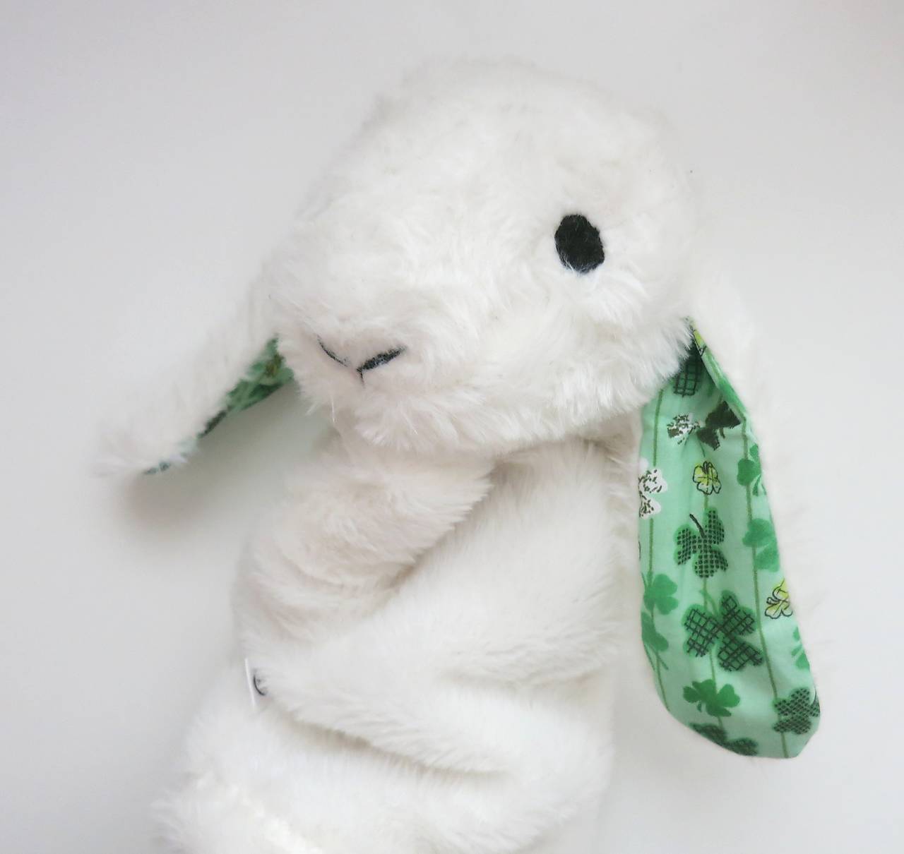 Maňuška zajko huňatý (Biely s ďatelinkovými uškami)