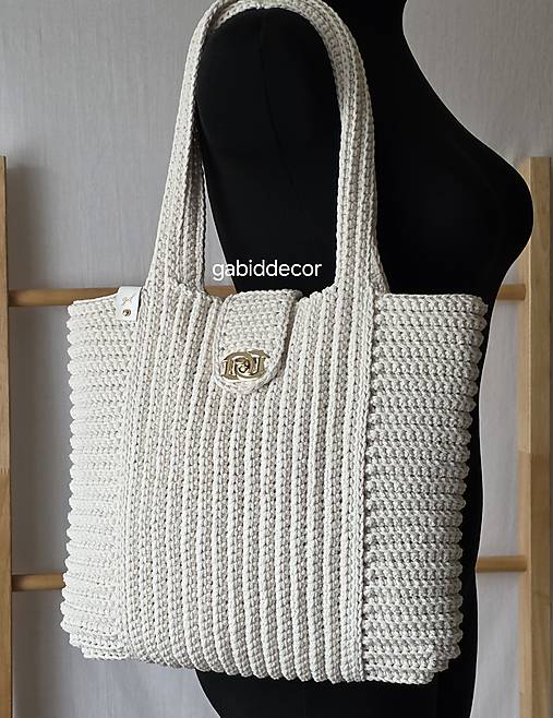 Háčkovaná taška na rameno s ozdobným uzáverom