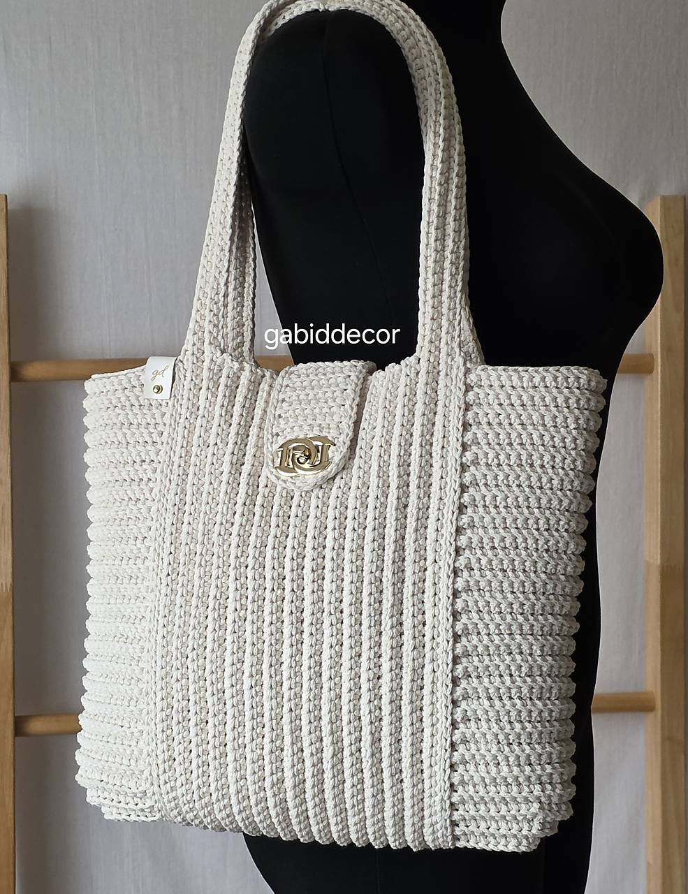 Háčkovaná taška na rameno s ozdobným uzáverom