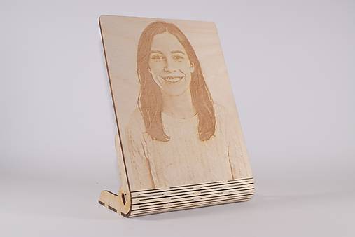 Fotografie - Gravírovaná fotografia na dreve – portrét so stojančekom na výšku - 18062075_