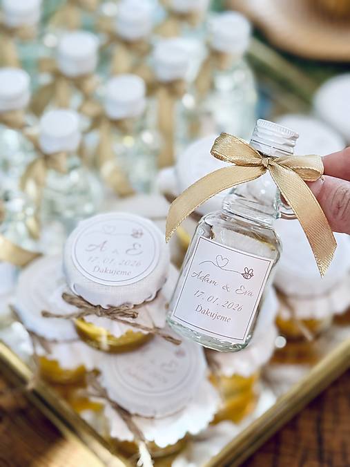 Darčeky pre svadobčanov - Svadobné darčeky Včielka – medík a svadobná pálenka (Svadobný medík) - 18063982_