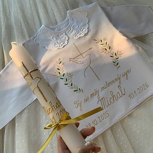 Krstná košieľka S GOLIEROM a svieca ručne maľovaná  s krížom, holubicou a jednoduchými ratolesťami v zlato zelenej