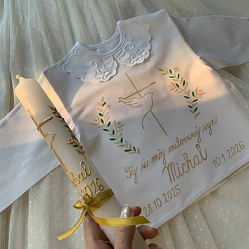 Krstná košieľka S GOLIEROM a svieca ručne maľovaná  s krížom, holubicou a jednoduchými ratolesťami v zlato zelenej