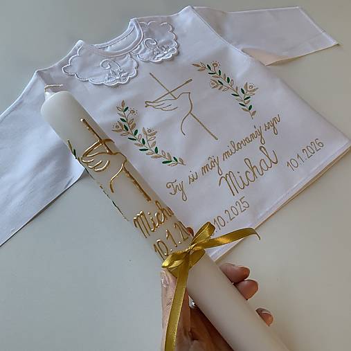 Krstná košieľka S GOLIEROM a svieca ručne maľovaná  s krížom, holubicou a jednoduchými ratolesťami v zlato zelenej