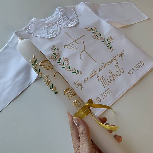 Krstná košieľka S GOLIEROM a svieca ručne maľovaná  s krížom, holubicou a jednoduchými ratolesťami v zlato zelenej