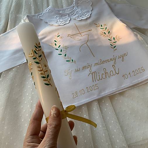Krstná košieľka S GOLIEROM a svieca ručne maľovaná  s krížom, holubicou a jednoduchými ratolesťami v zlato zelenej