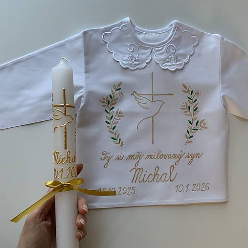Krstná košieľka S GOLIEROM a svieca ručne maľovaná  s krížom, holubicou a jednoduchými ratolesťami v zlato zelenej