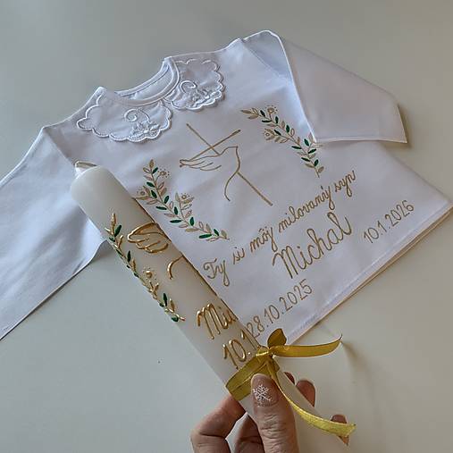 Krstná košieľka S GOLIEROM a svieca ručne maľovaná  s krížom, holubicou a jednoduchými ratolesťami v zlato zelenej