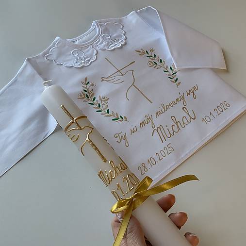 Krstná košieľka S GOLIEROM a svieca ručne maľovaná  s krížom, holubicou a jednoduchými ratolesťami v zlato zelenej