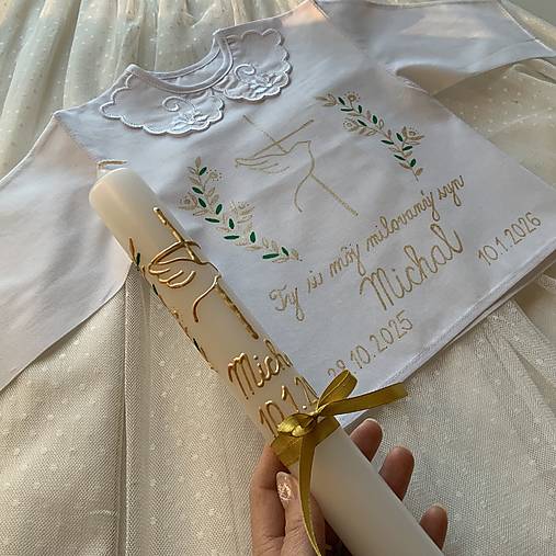 Krstná košieľka S GOLIEROM a svieca ručne maľovaná  s krížom, holubicou a jednoduchými ratolesťami v zlato zelenej