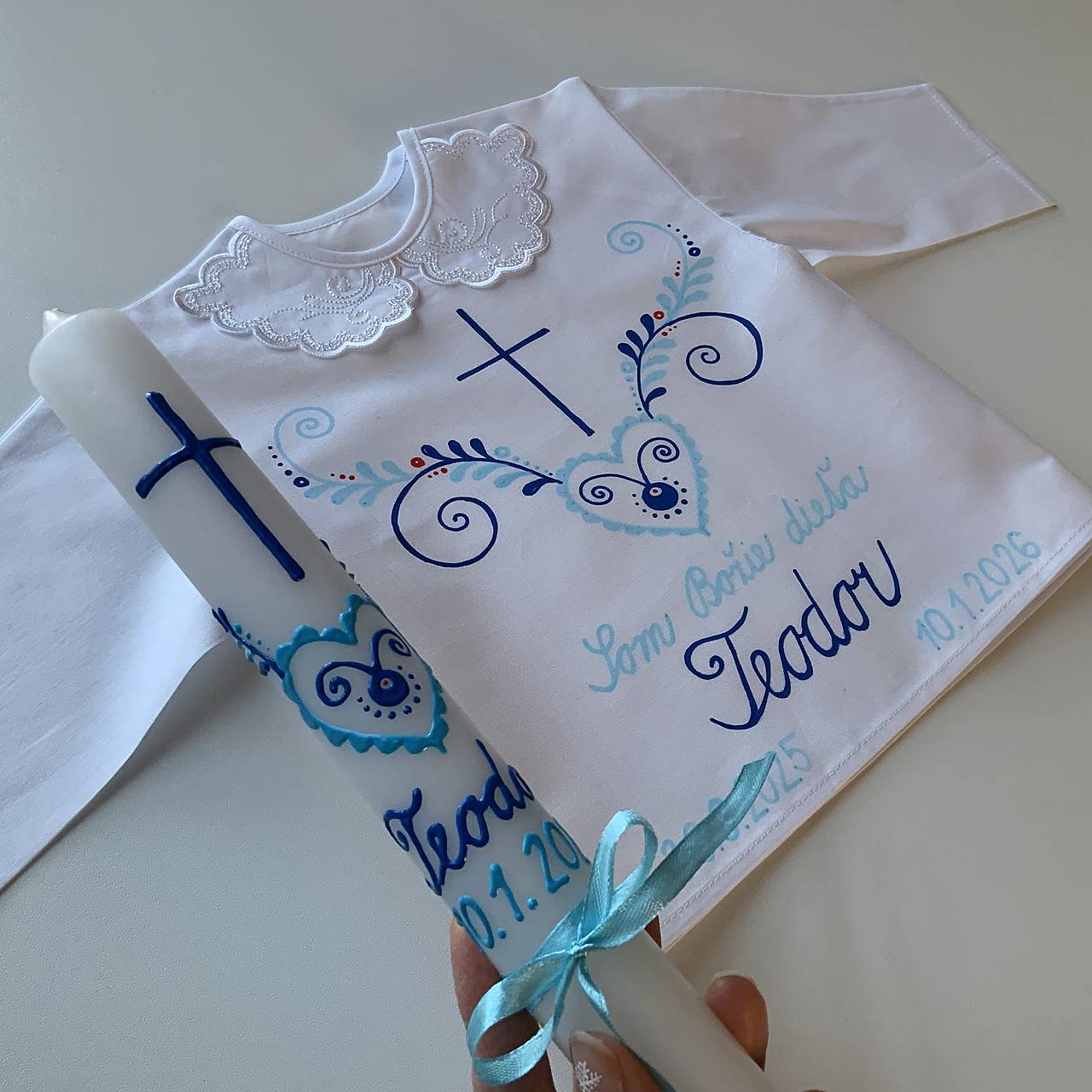 Krstná košieľka a svieca na krst ručne maľovaná ľudovoladená (odtiene modrej)