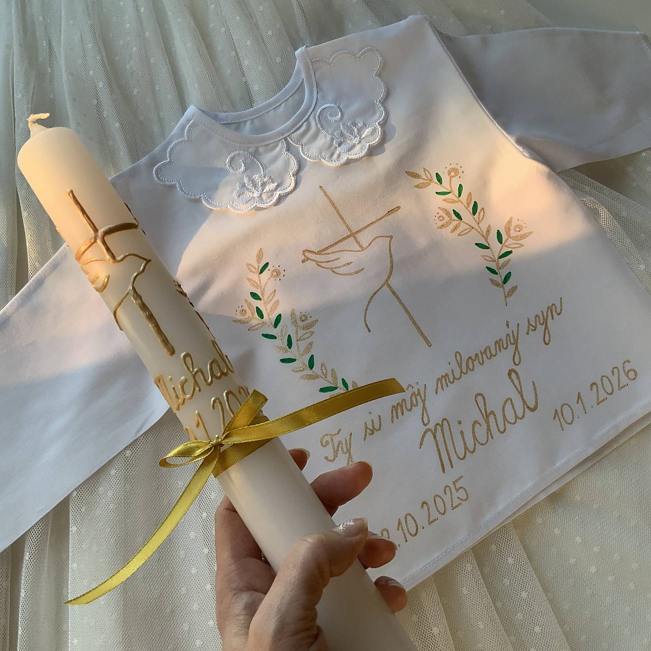 Krstná košieľka S GOLIEROM a svieca ručne maľovaná  s krížom, holubicou a jednoduchými ratolesťami v zlato zelenej