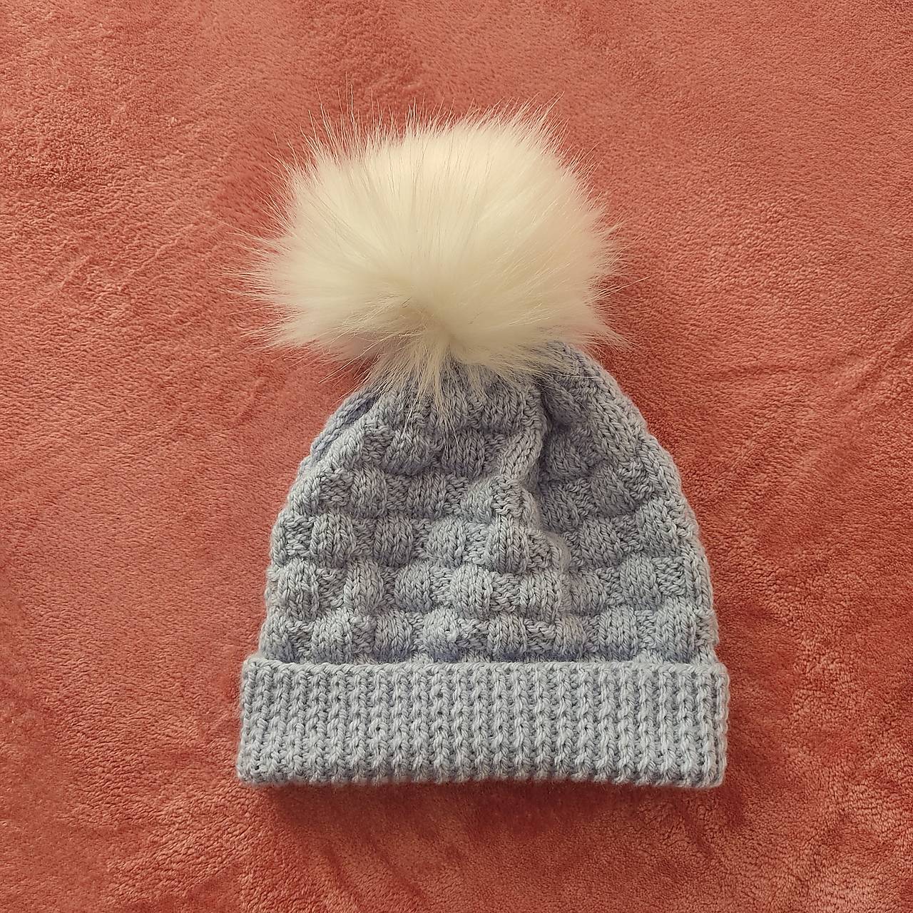 Pletená čiapka s brmbolocom