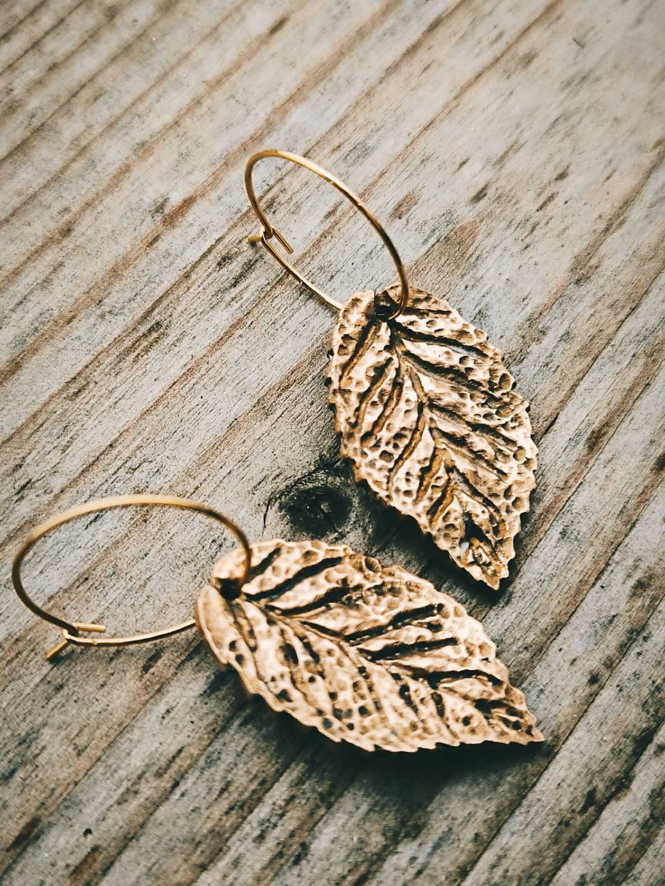 Kruhové náušnice s listami  (Kruh 15mm prívesok 25mm - Zlatá)