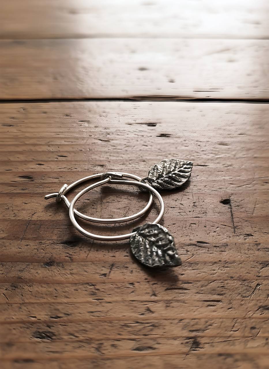 Kruhové náušnice s listami  (Kruh 20mm lístok 15mm - Strieborná)