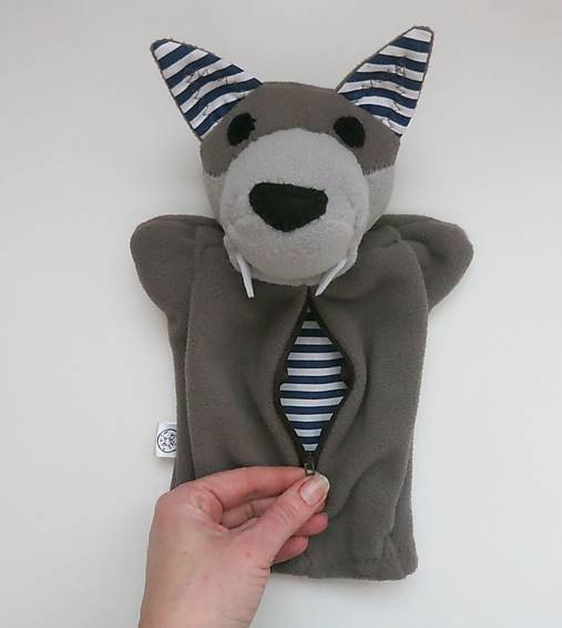 Maňuška vlk zubatý, hladný, s bruškom na zips (tmavomodrá s pásikmi)