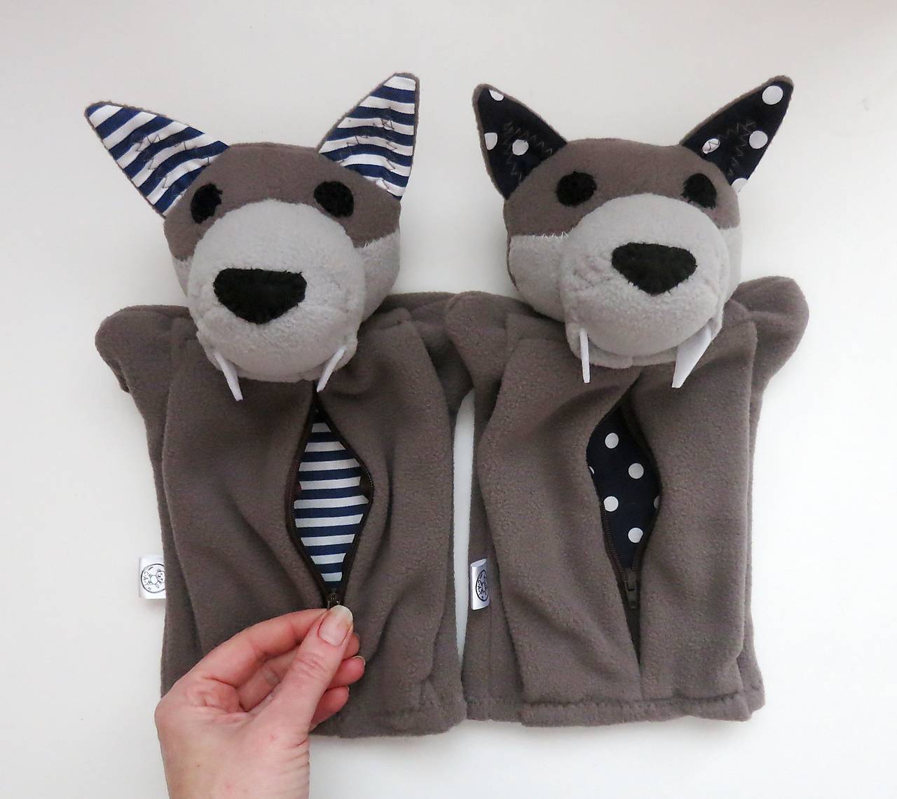 Maňuška vlk zubatý, hladný, s bruškom na zips (na objednávku)