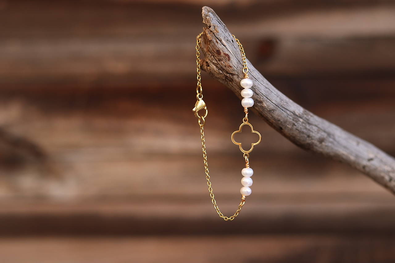 Retiazkový náramok - štvorlístok, perly