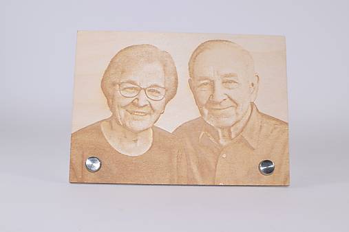 Fotografie - Gravírovaná fotografia na dreve – portrét so stojančekom na šírku - 18065593_