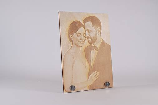 Fotografie - Gravírovaná fotografia na dreve – portrét so stojančekom na výšku - 18065604_