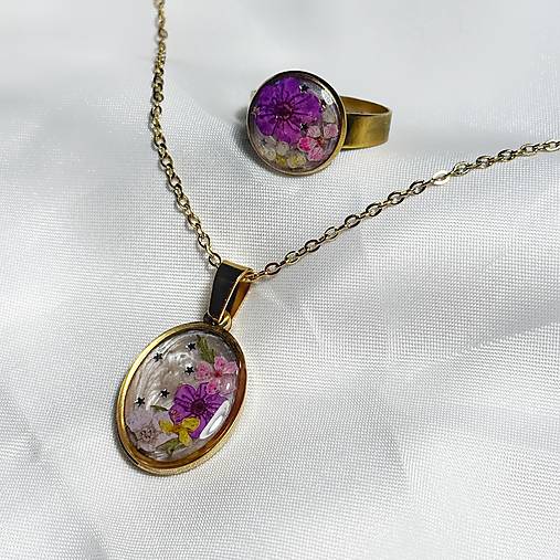 Sady šperkov - Sada šperkov “Noc a deň” - so skutočnými kvetmi zaliatymi v živici (Zlatá s bledým podkladom a fialovými kvetmi) - 18069897_